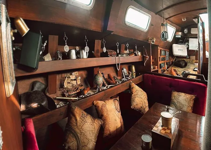 The Captains Locker - 30ft Yacht Botel