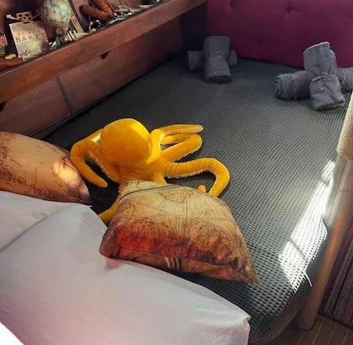 Botel The Captains Locker - 30ft Yacht