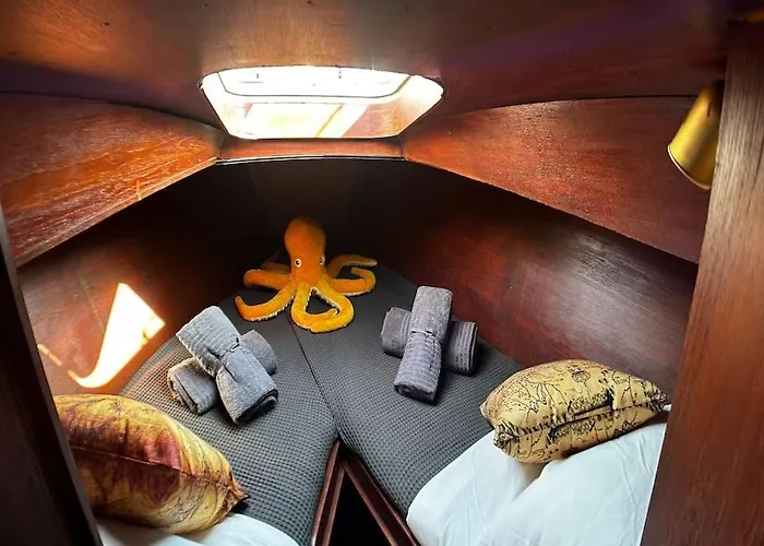 Botel The Captains Locker - 30ft Yacht *