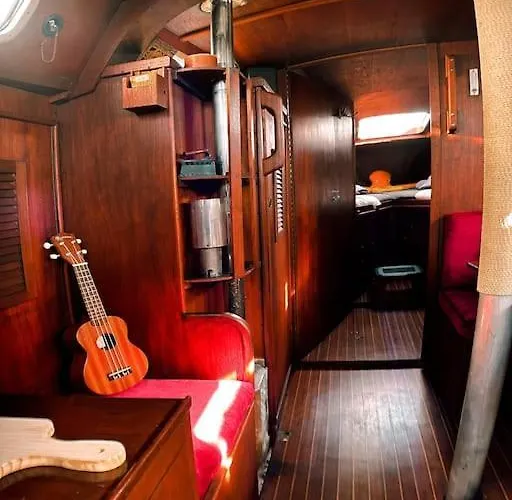 The Captains Locker - 30ft Yacht Botel *