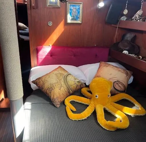 Botel The Captains Locker - 30ft Yacht *