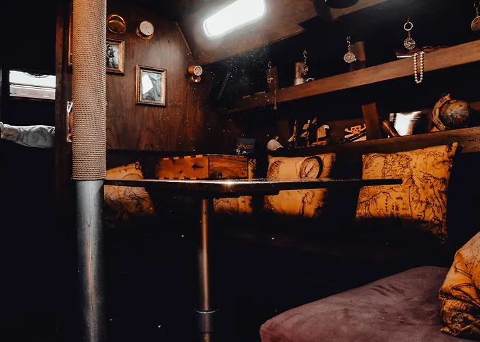 Botel The Captains Locker - 30ft Yacht *