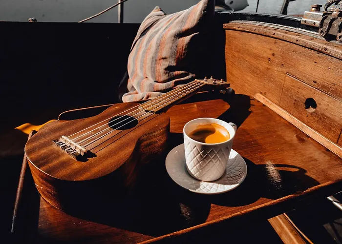 The Captains Locker - 30ft Yacht Botel *