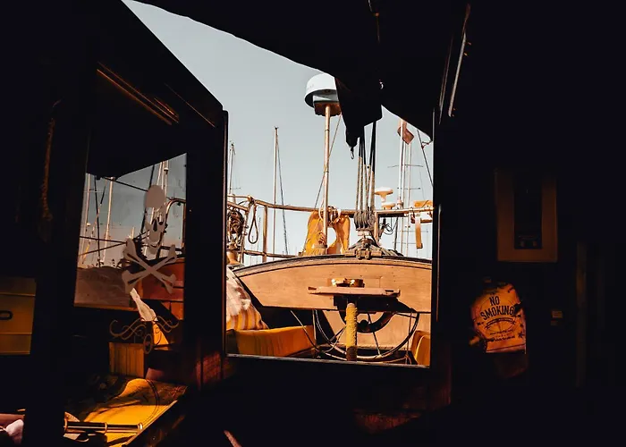 Botel The Captains Locker - 30ft Yacht *