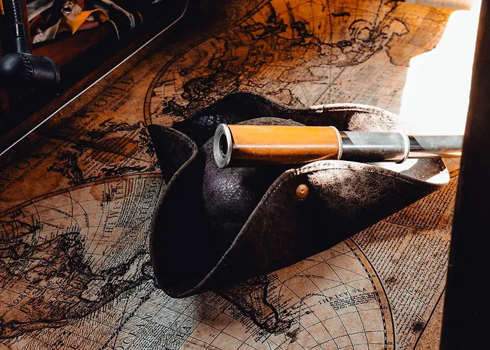 The Captains Locker - 30ft Yacht Botel *