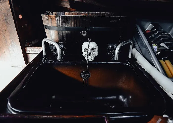 Botel The Captains Locker - 30ft Yacht