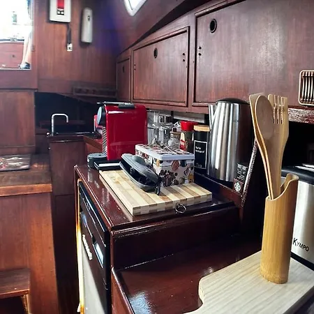 The Captains Locker - 30ft Yacht 船上ホテル