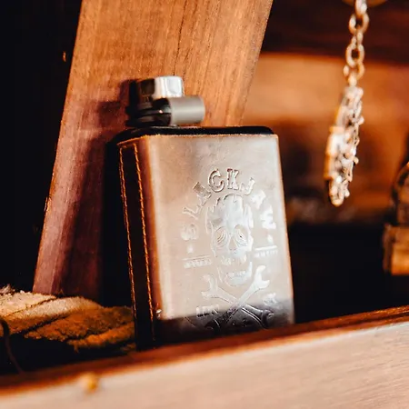 The Captains Locker - 30ft Yacht