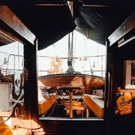 船上ホテル The Captains Locker - 30ft Yacht *