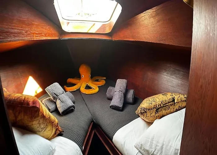 The Captains Locker - 30ft Yacht Botel *