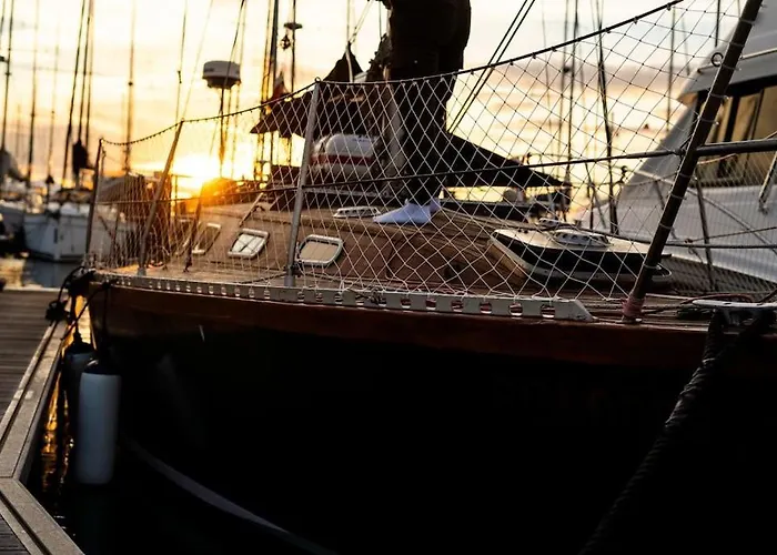Botel The Captains Locker - 30ft Yacht