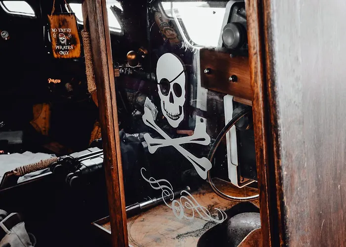 The Captains Locker - 30ft Yacht *