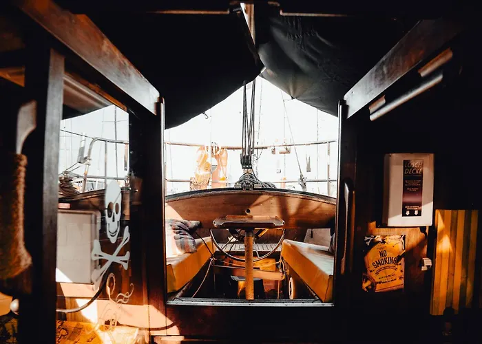 Botel The Captains Locker - 30ft Yacht *