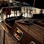 The Captains Locker - 30ft Yacht Botel *