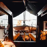Botel The Captains Locker - 30ft Yacht *