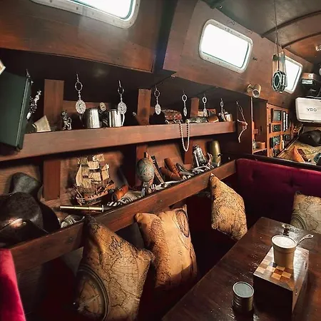 The Captains Locker - 30ft Yacht Hotel en barco