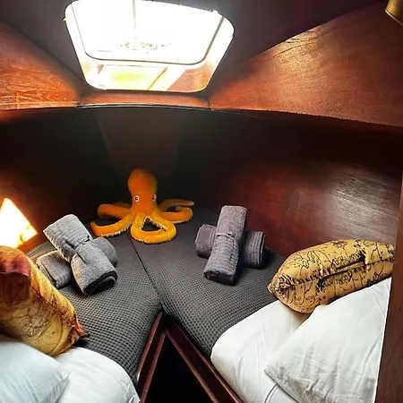 The Captains Locker - 30ft Yacht Botel *