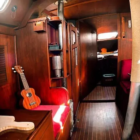 The Captains Locker - 30ft Yacht Botel *