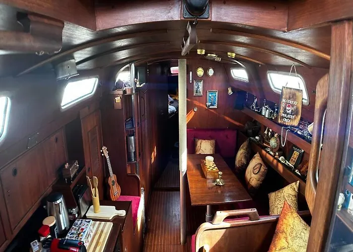 The Captains Locker - 30ft Yacht