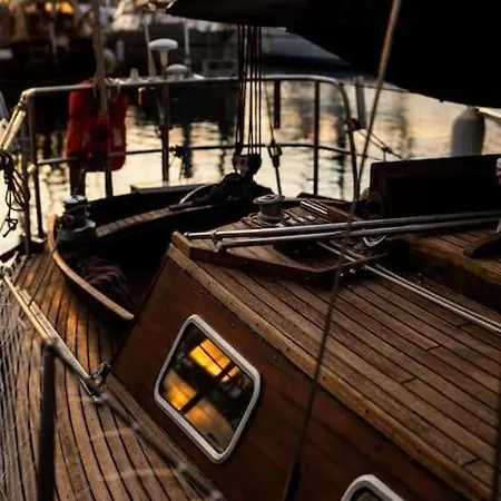 The Captains Locker - 30ft Yacht Botel *
