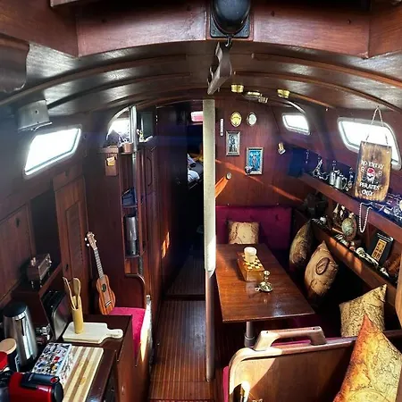 The Captains Locker - 30ft Yacht