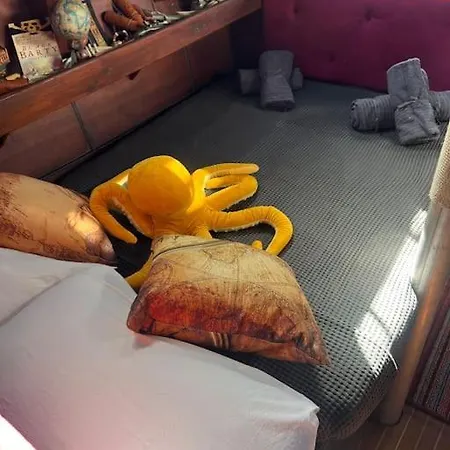 Botel The Captains Locker - 30ft Yacht