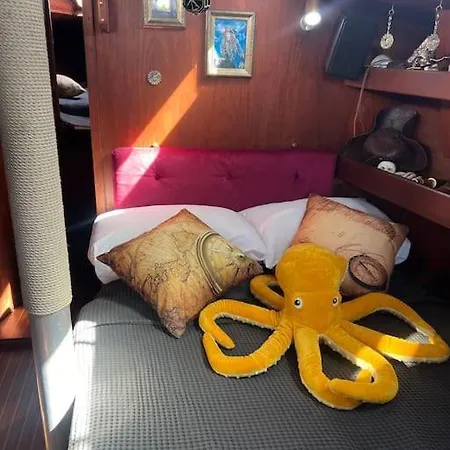 Botel The Captains Locker - 30ft Yacht *