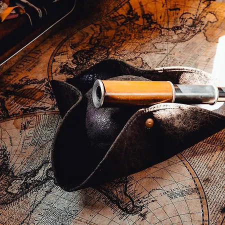 The Captains Locker - 30ft Yacht Botel *